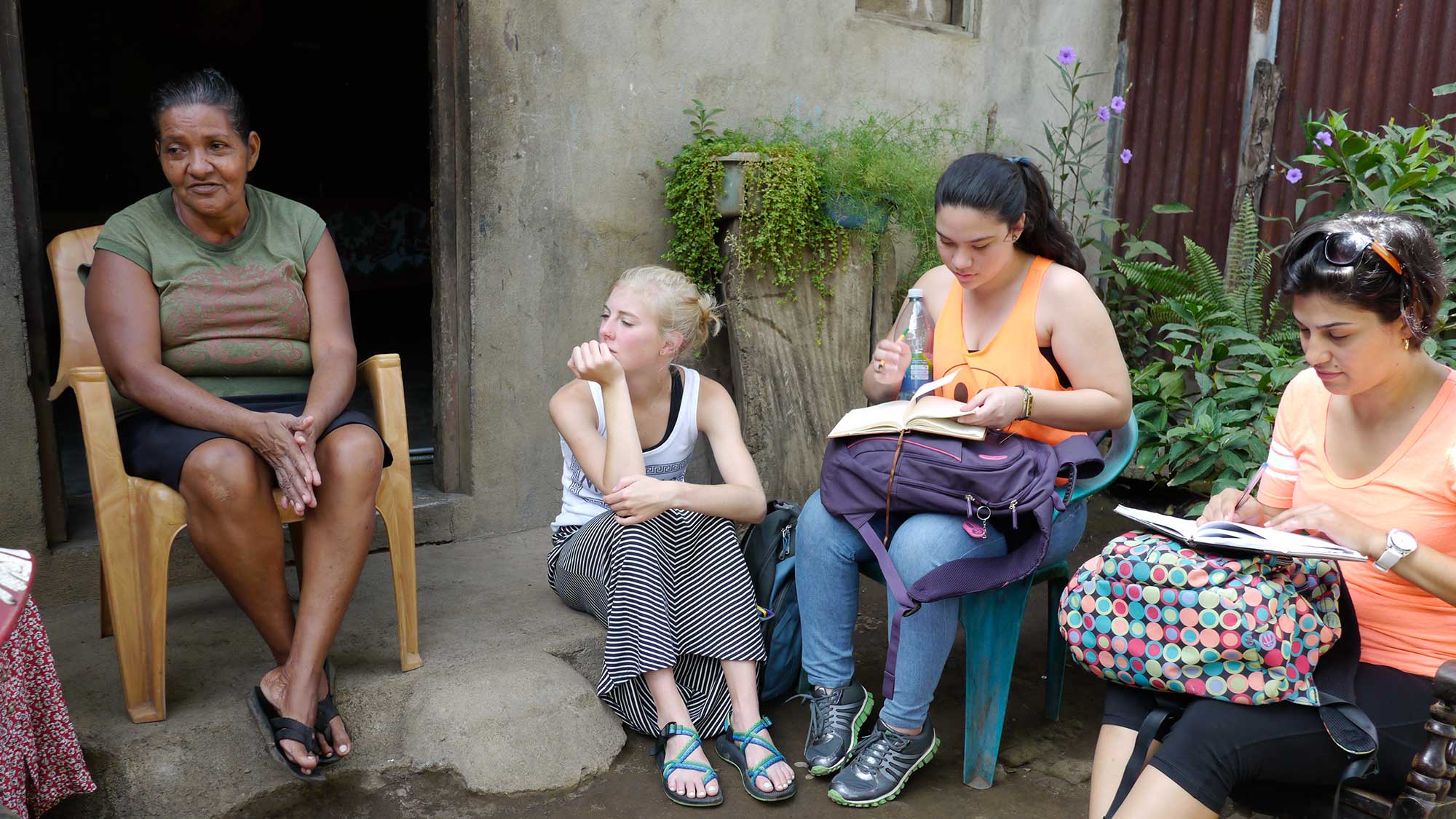 Seattle University and UCA-Managua students sitting and doing research