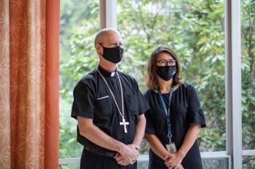 Photo of Seattle Archbishop Paul D. Etienne and Renée Rassilyer-Bomers, ’03, ’05, ‘16