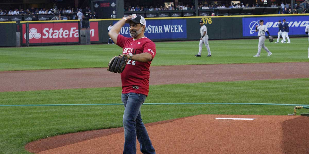 Eduardo Peñalver winds up and releases first pitch at the August 8 Seattle Mariners game vs. the New York Yankees.