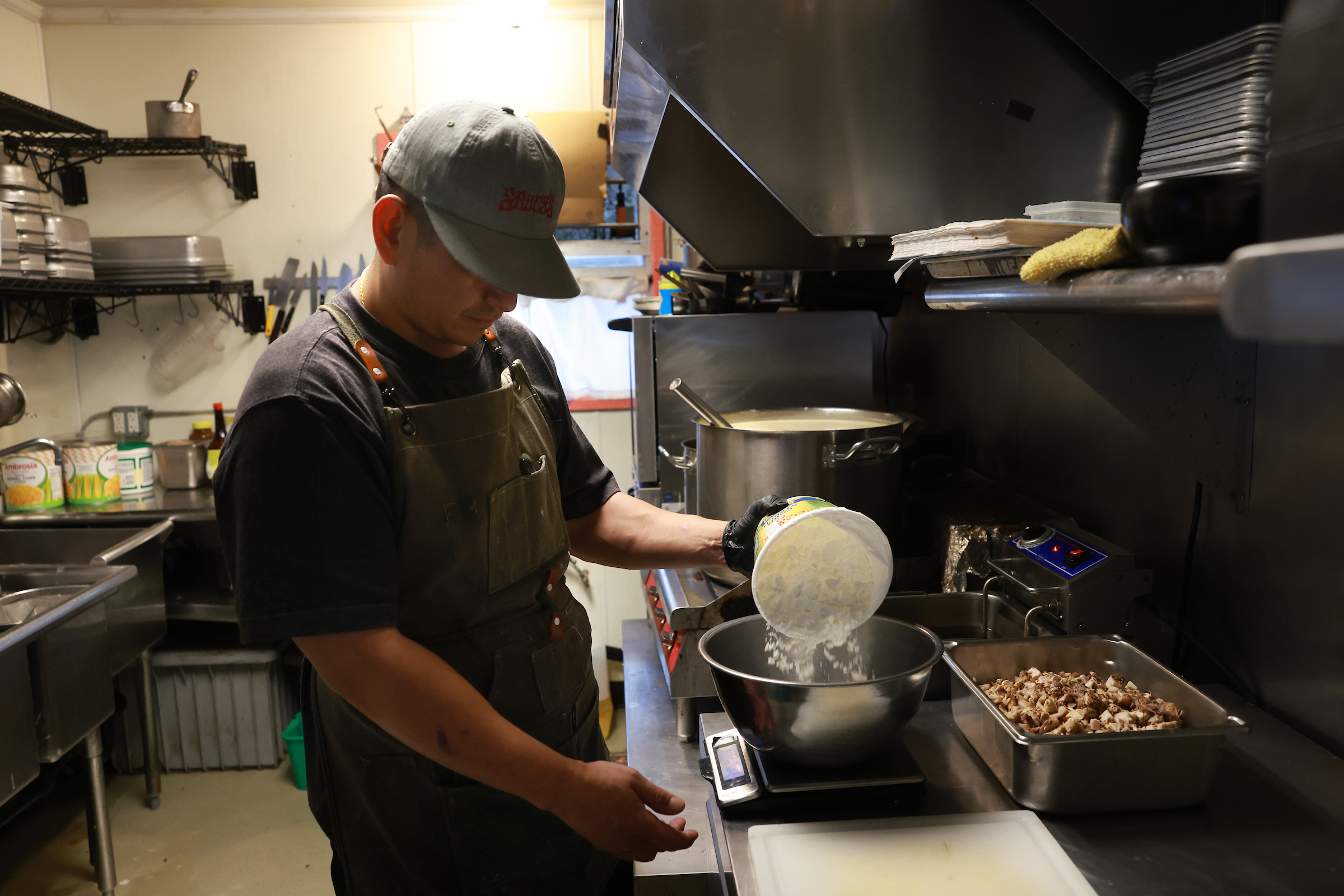 A cook at the restaurant Familyfriend